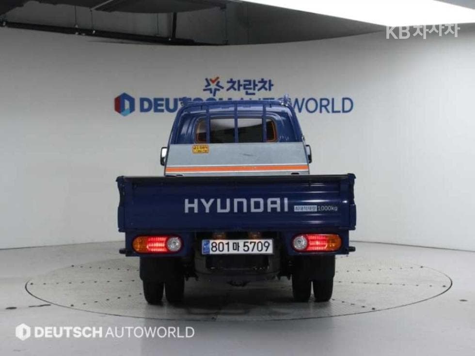 Hyundai Porter 2Extra Long Super Cab LPG Premium - 4