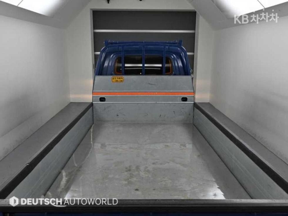 Hyundai Porter 2Extra Long Super Cab LPG Premium - 5