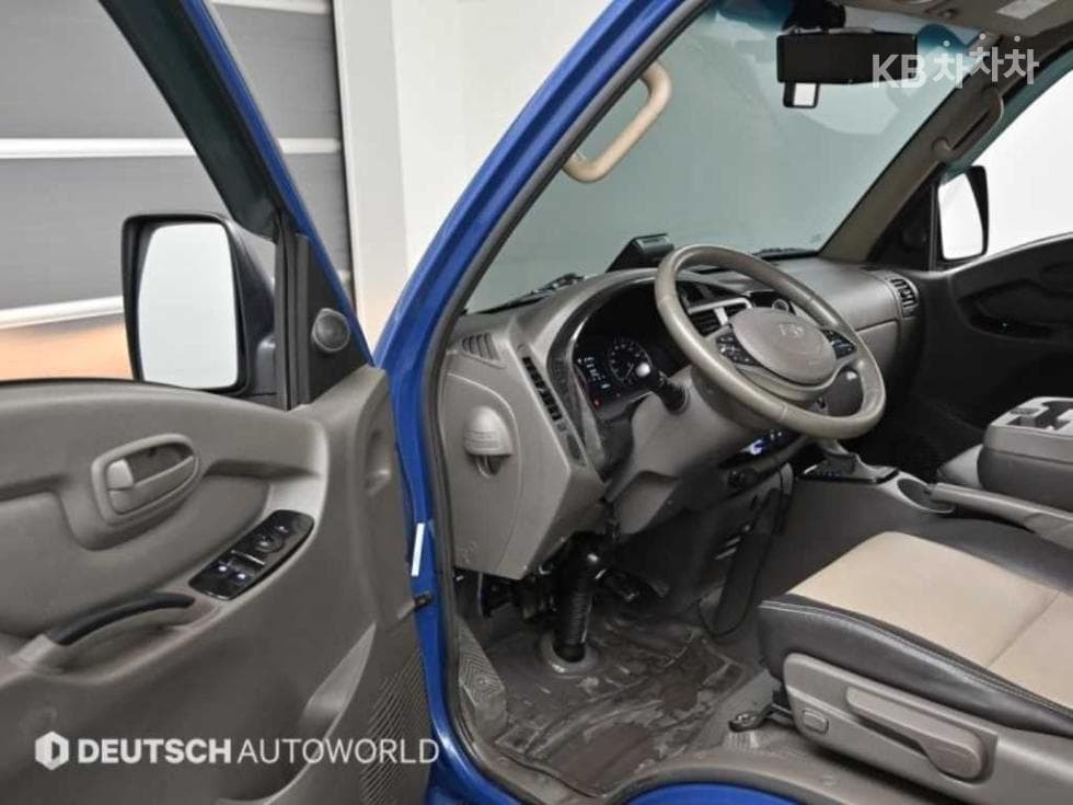 Hyundai Porter 2Extra Long Super Cab LPG Premium - 11