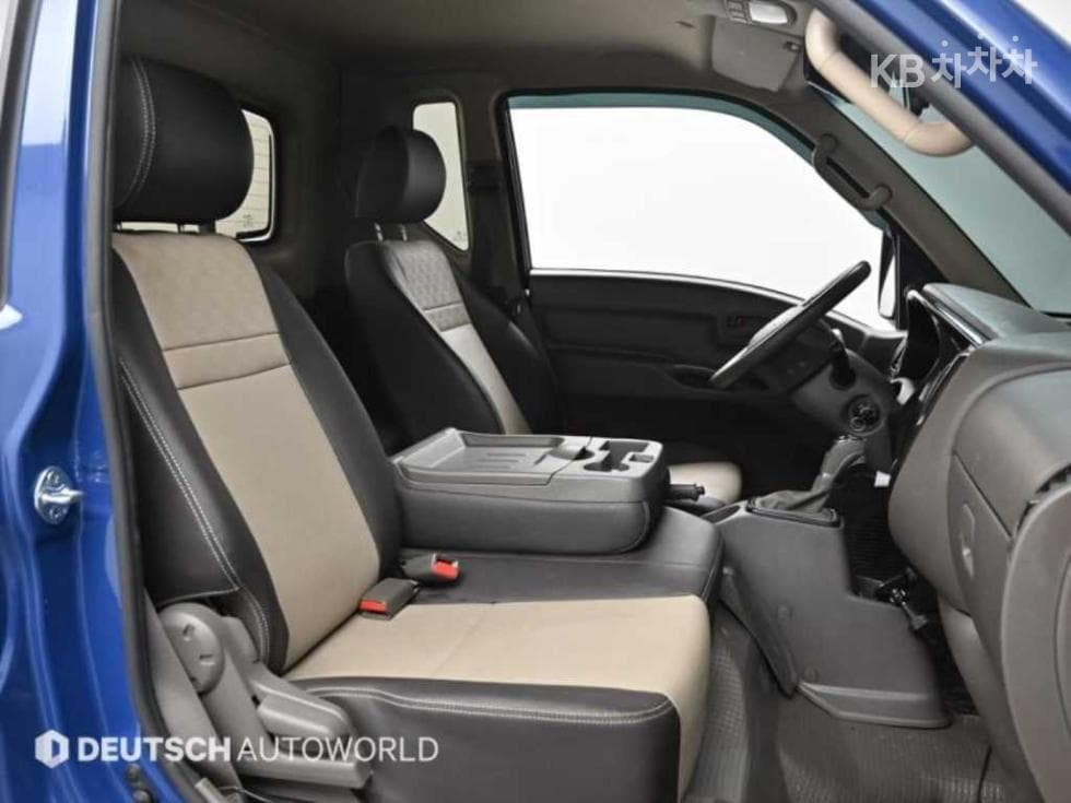 Hyundai Porter 2Extra Long Super Cab LPG Premium - 12