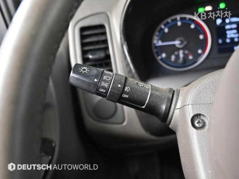 Hyundai Porter 2Extra Long Super Cab LPG Premium - 13