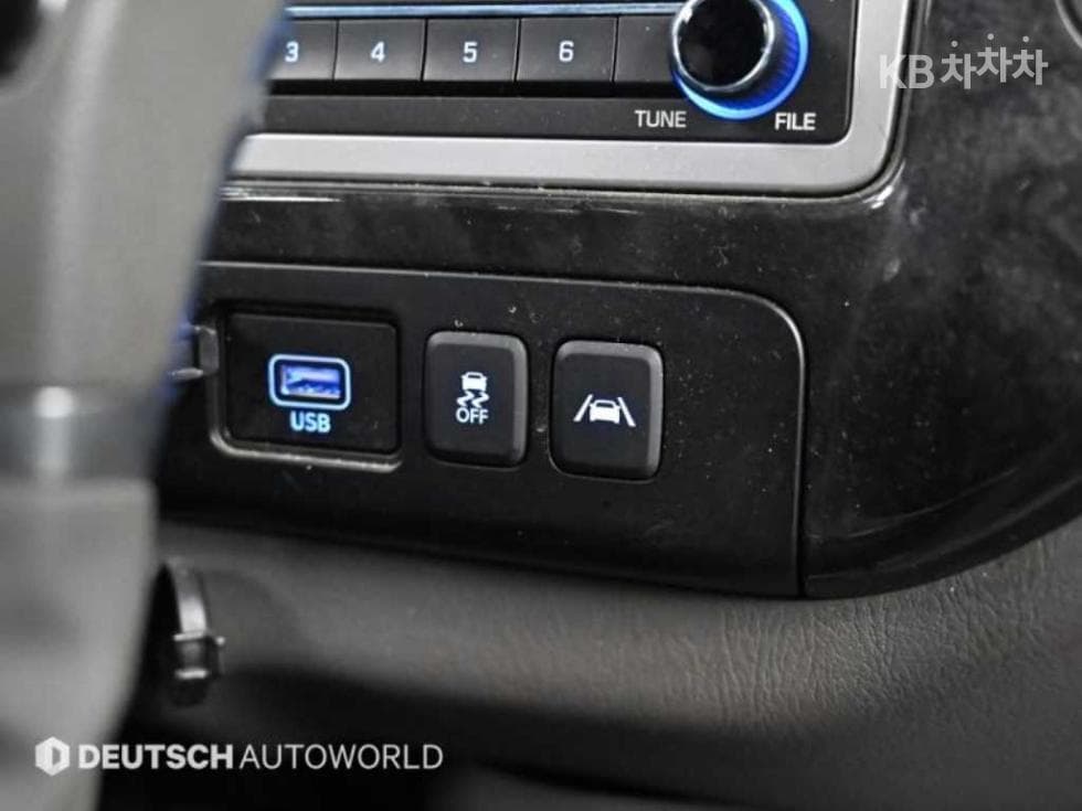 Hyundai Porter 2Extra Long Super Cab LPG Premium - 17