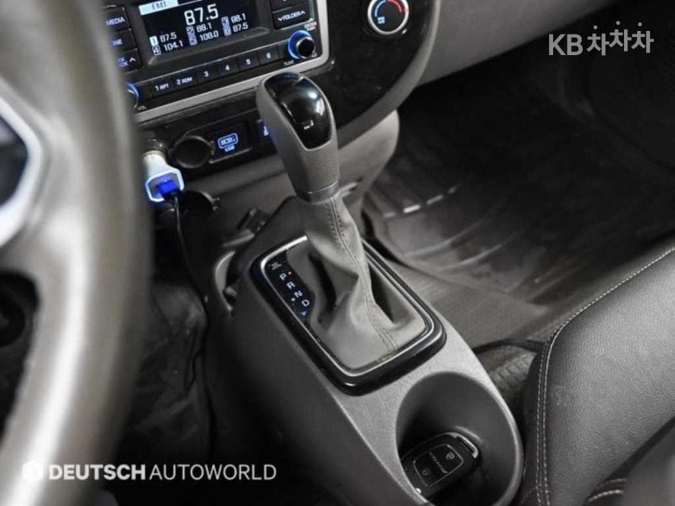 Hyundai Porter 2Extra Long Super Cab LPG Premium - 18