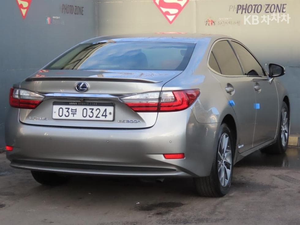 Lexus New ES300h Supreme (High Trim) - 3