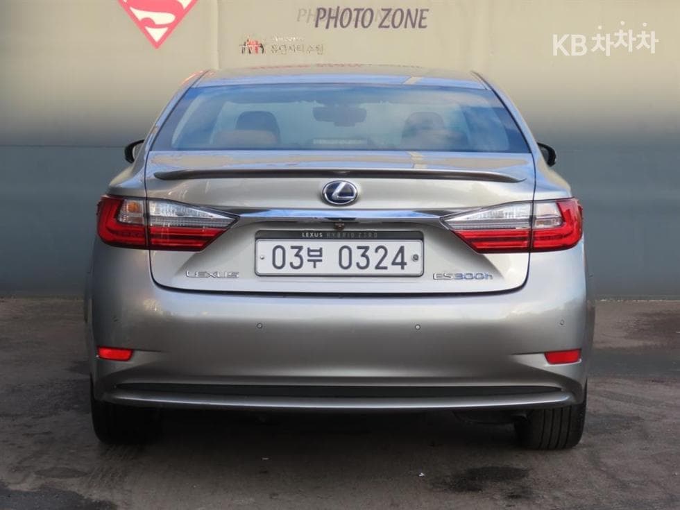 Lexus New ES300h Supreme (High Trim) - 4