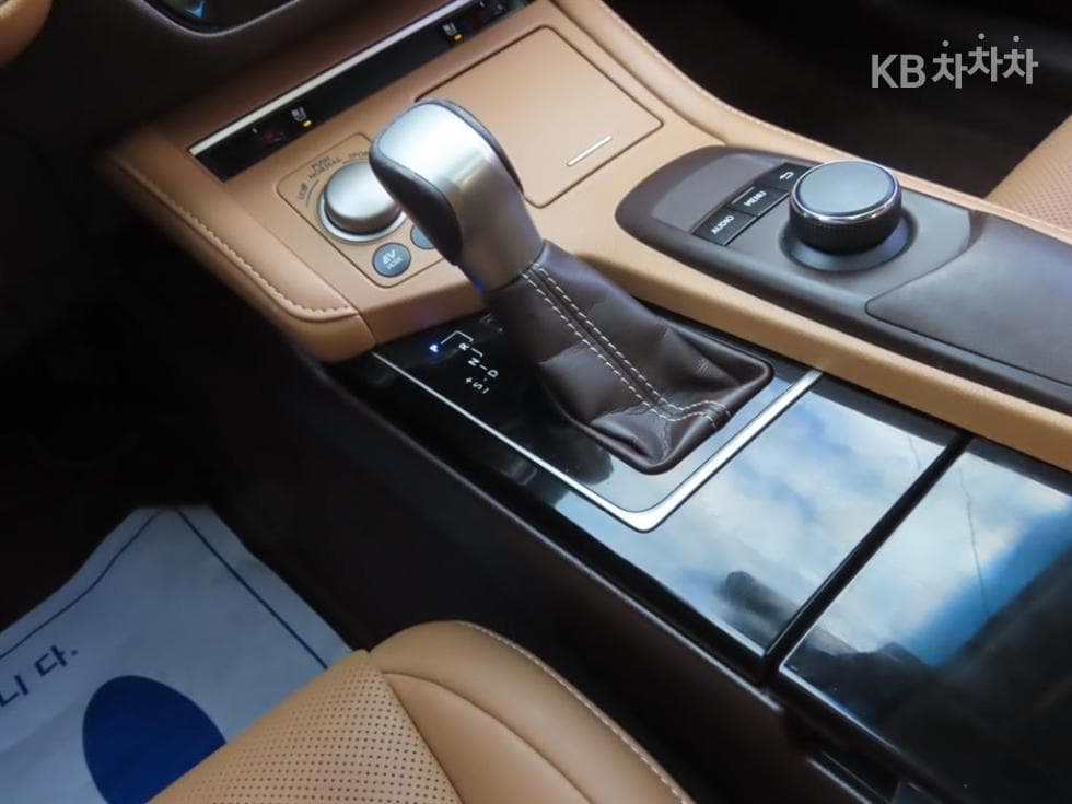 Lexus New ES300h Supreme (High Trim) - 8