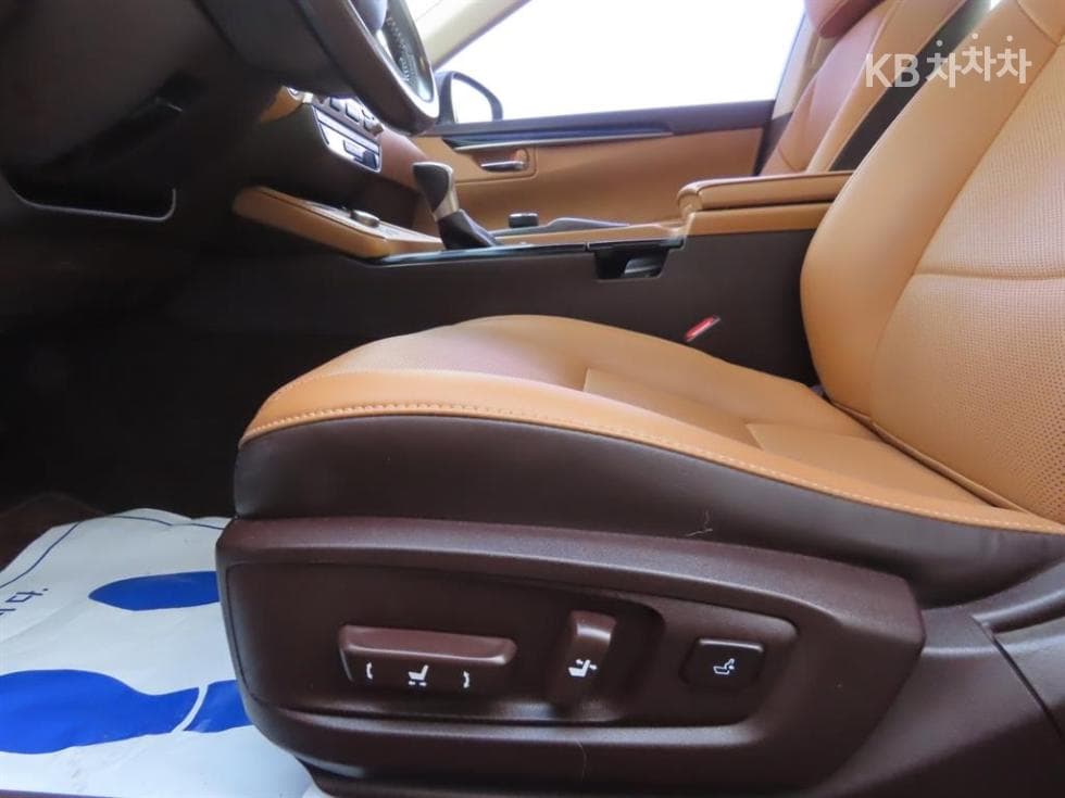 Lexus New ES300h Supreme (High Trim) - 9