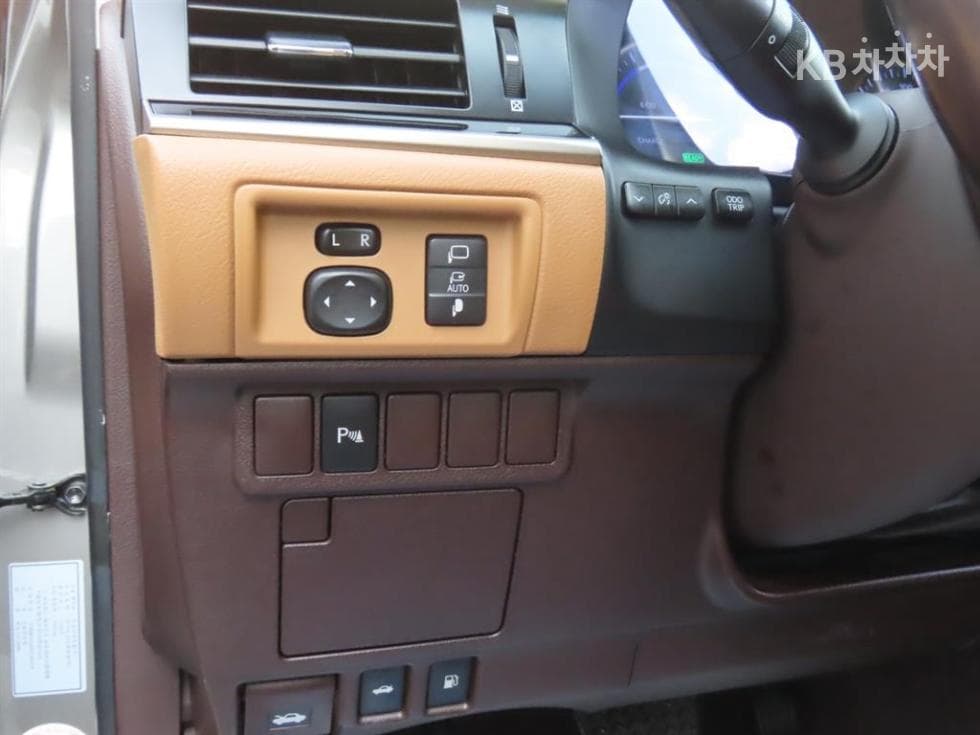 Lexus New ES300h Supreme (High Trim) - 10