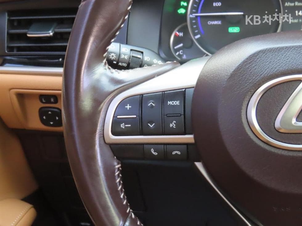 Lexus New ES300h Supreme (High Trim) - 13