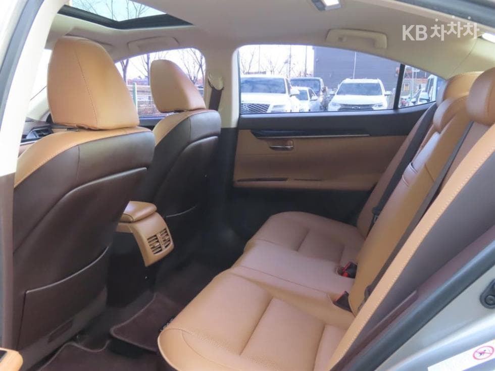 Lexus New ES300h Supreme (High Trim) - 15