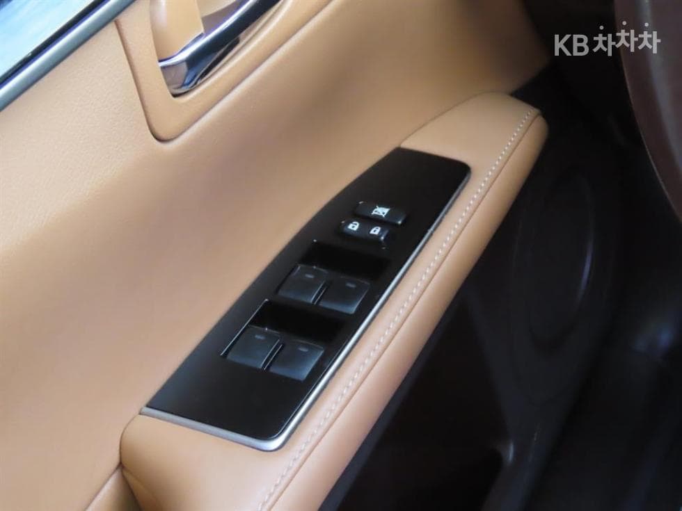 Lexus New ES300h Supreme (High Trim) - 16