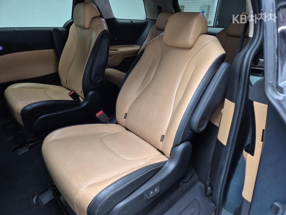 Киа Канивал 4-то поколениеG3.5 GDI 9-местен Signature - 12