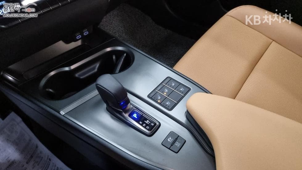 Lexus UX300h Стандартен - 14