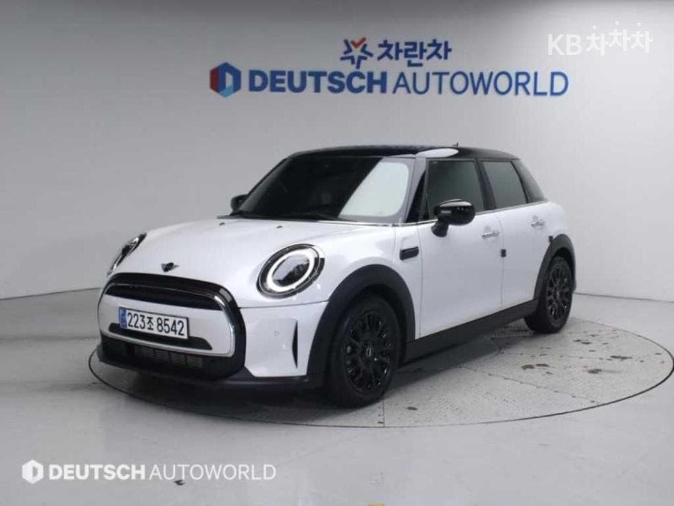 Mini Cooper 5-door 1.5 Classic Standard - Image 1