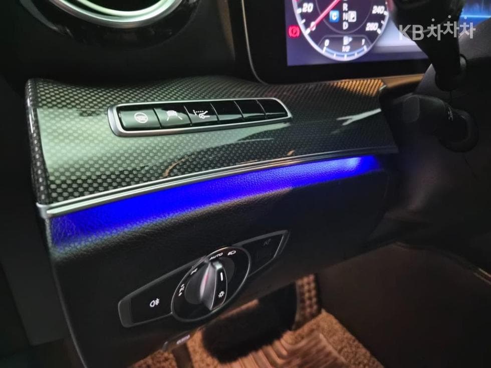 Mercedes-Benz E-Class (W213)E350 4MATIC Avantgarde - 11