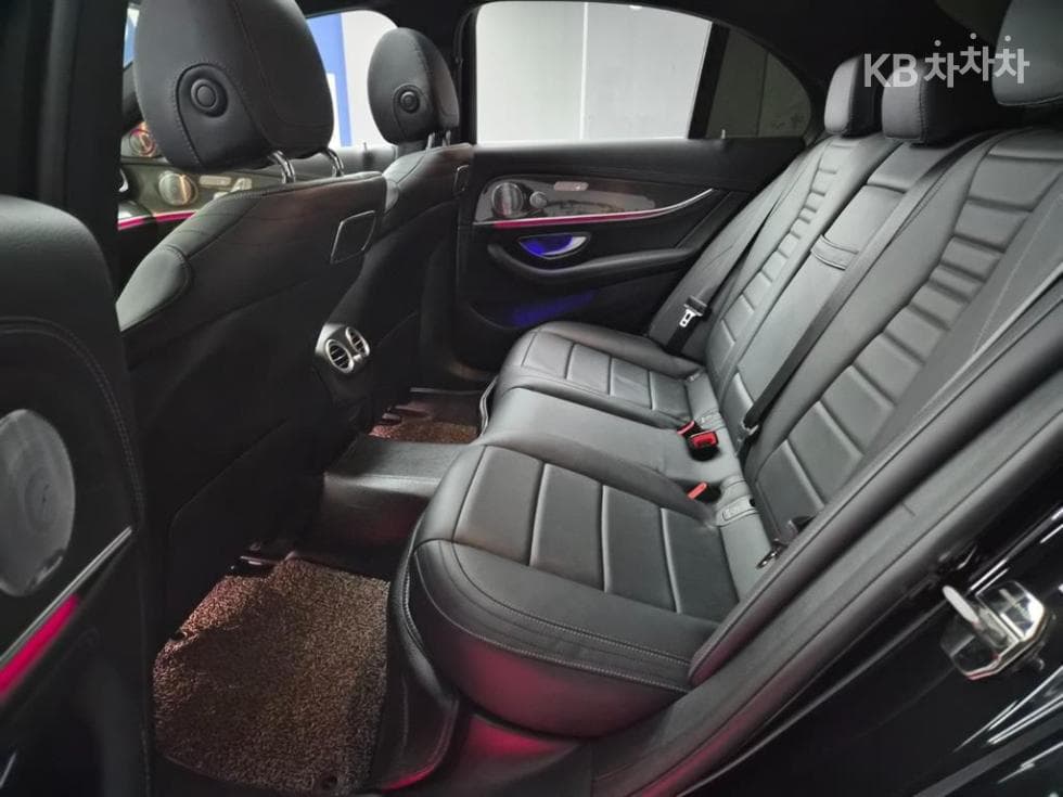 Mercedes-Benz E-Class (W213)E350 4MATIC Avantgarde - 17