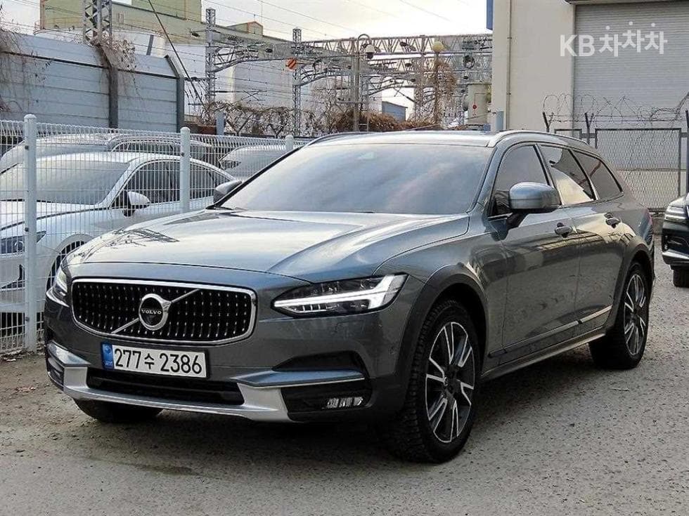 Volvo V90 CC D5 Pro AWD - Image 1