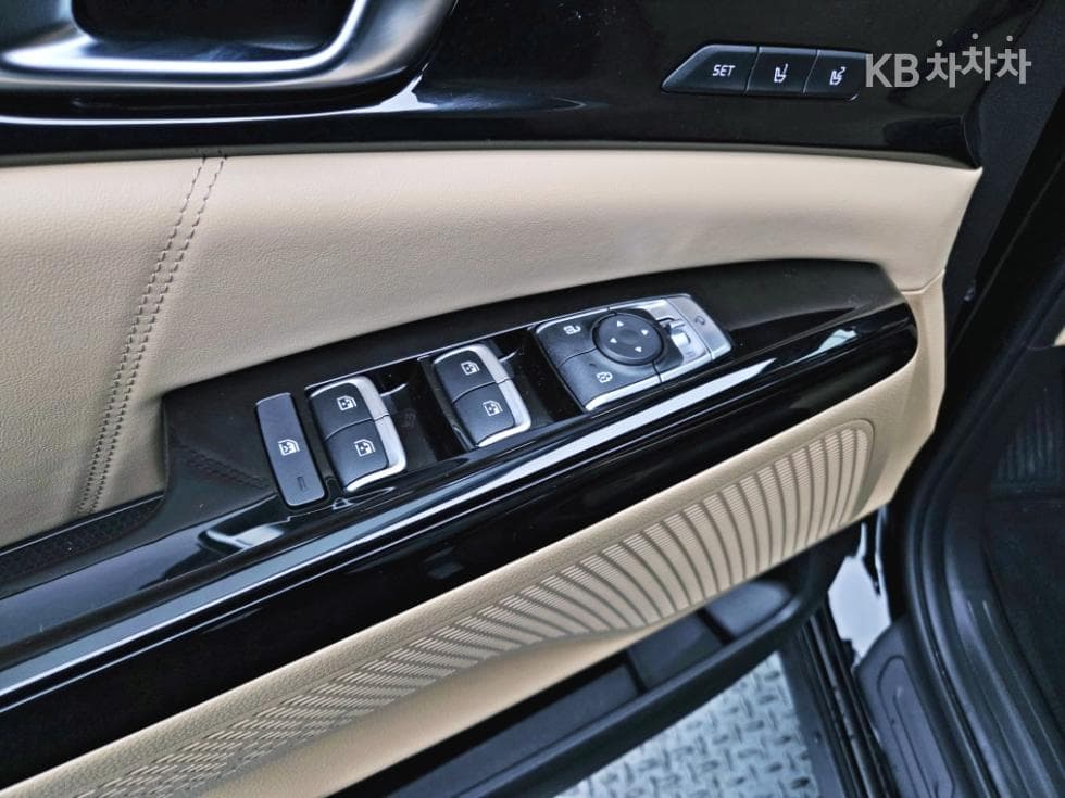 Kia Carnival 4th generationG3.5 GDI 9-seater Signature - 9