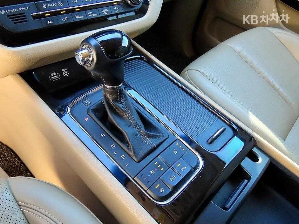 Киа All New Канивал7-местен (Лимузин) 2.2 Дизел Лимузин VIP - 10