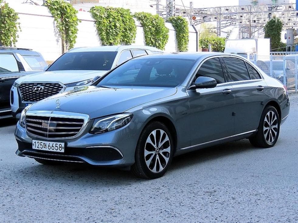 Mercedes-Benz E-Class (W213) E300e 4MATIC Exclusive - Image 1