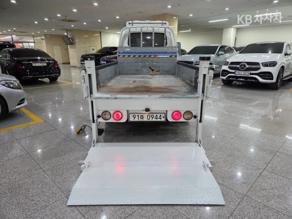 Киа The New (фейслифт) Бонго 3 (лек)파워게이트 1 тон 수직형(2단) Королевска кабина Удължено междуосие L - 18