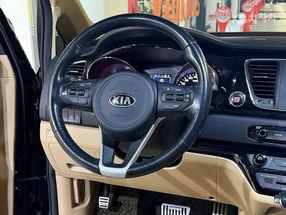 Киа All New Канивал9-местен 2.2 Дизел Висок Лимузин (Канивал) Престиж - 9