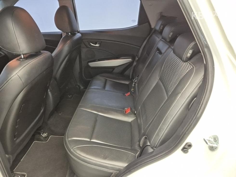 KG Mobility Tivoli 아머1.6 Diesel TX 2WD - 12