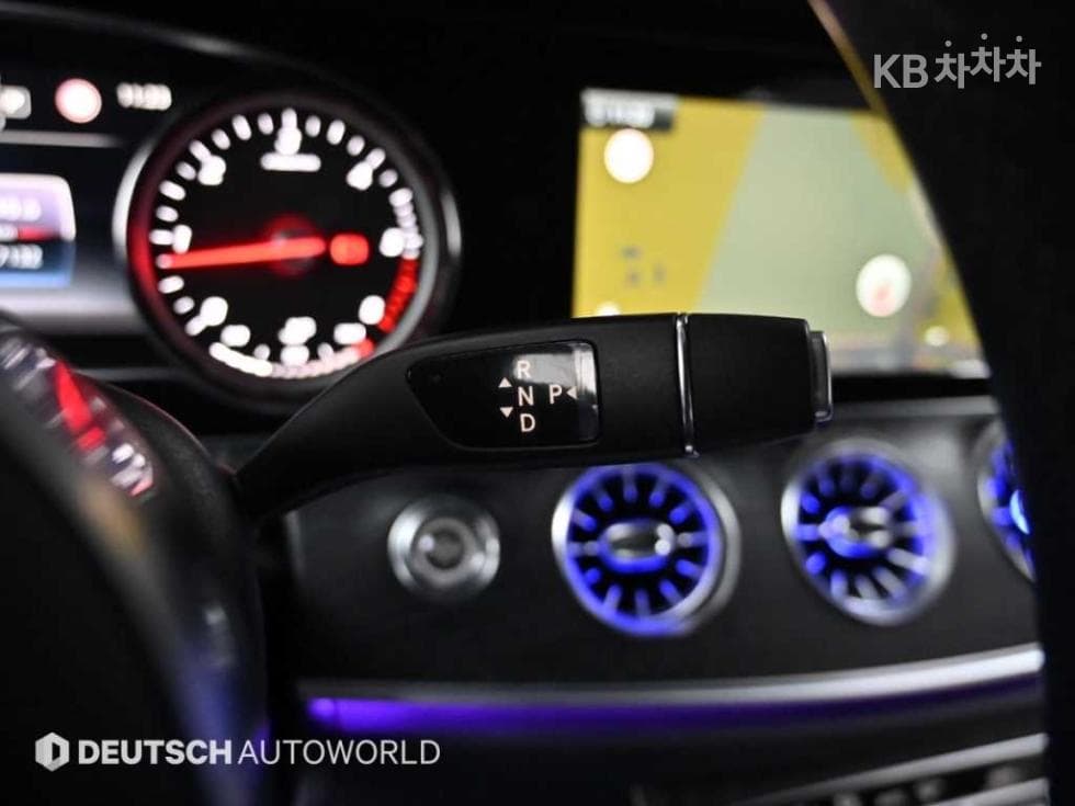 Mercedes-Benz E-Class (W213)E220d COUPE - 9