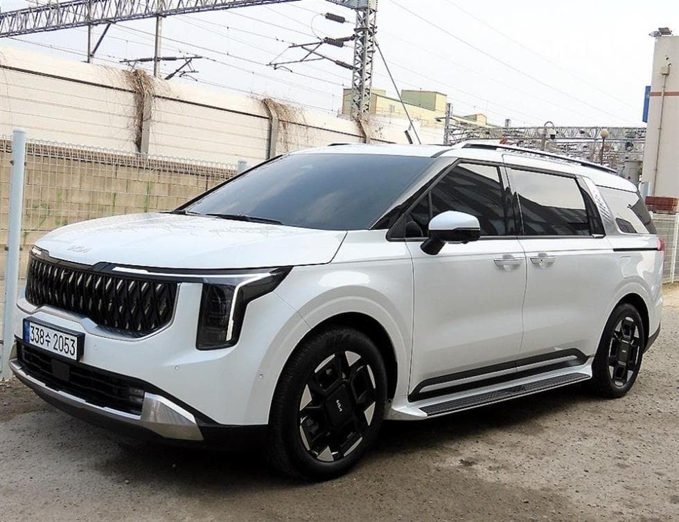 Kia The New (facelift) Carnival Hybrid 4th generation 1.6 HEV 9-seater Signature - Image 1