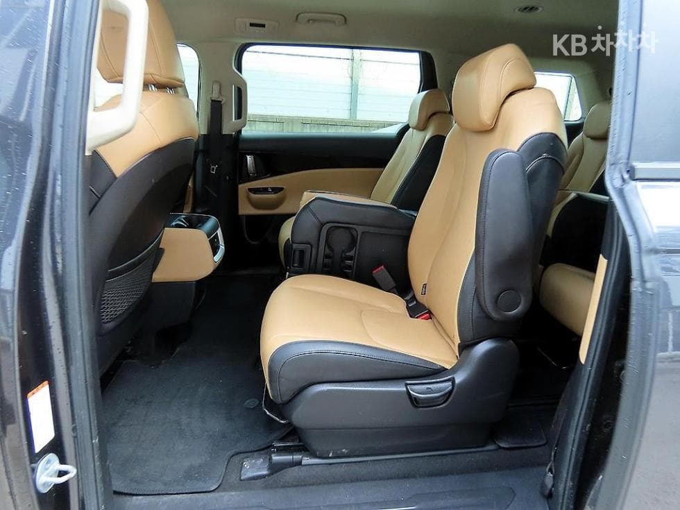 Kia Carnival 4th generationD2.2 11-seater Prestige - 6