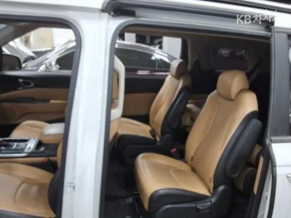 Kia Carnival 4th generationD2.2 9-seater Prestige - 9