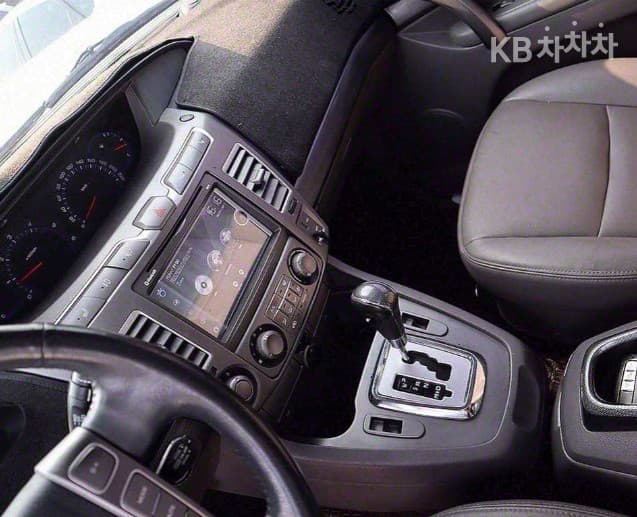 КейДжи Мобилити 코란도 투리스모4x4 LT 어드벤처 60th 에디션 11-местен - 10