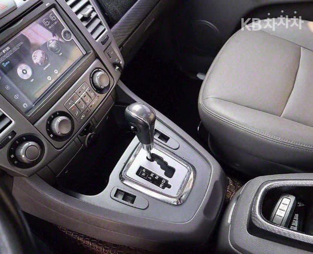 КейДжи Мобилити 코란도 투리스모4x4 LT 어드벤처 60th 에디션 11-местен - 12