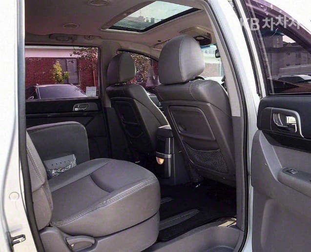 КейДжи Мобилити 코란도 투리스모4x4 LT 어드벤처 60th 에디션 11-местен - 14