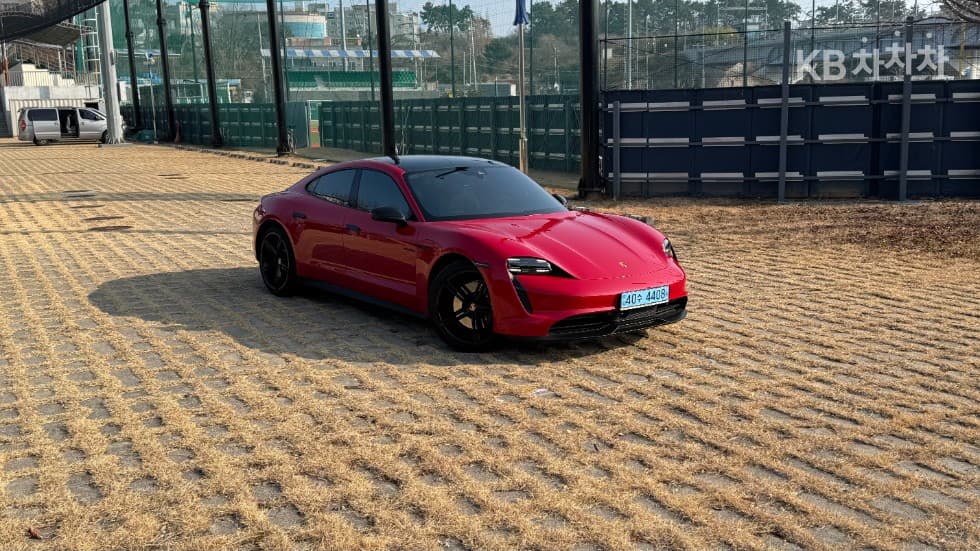 Porsche Taycan Base - Image 1