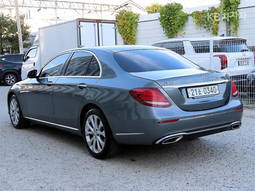 Mercedes-Benz E-Class (W213)E300 Exclusive - 3
