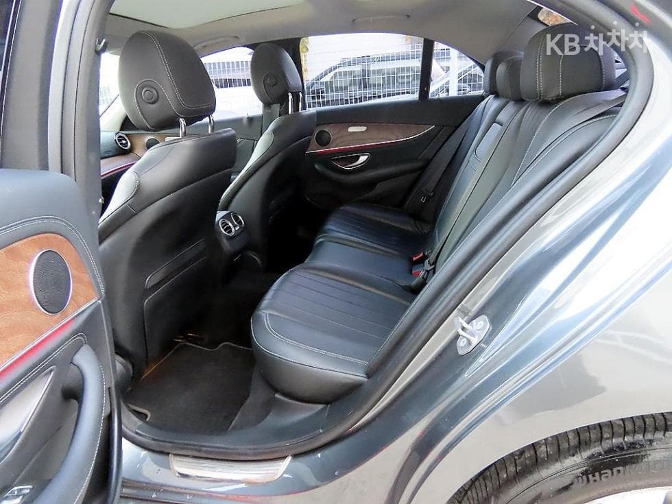 Mercedes-Benz E-Class (W213)E300 Exclusive - 6