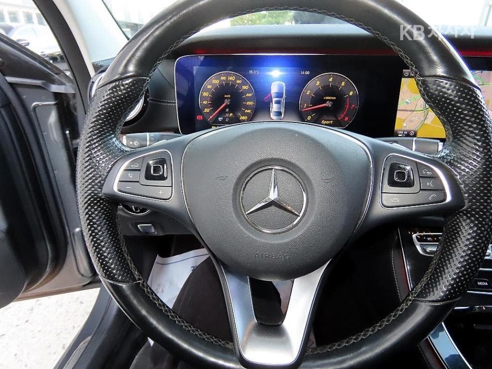 Mercedes-Benz E-Class (W213)E300 Exclusive - 8