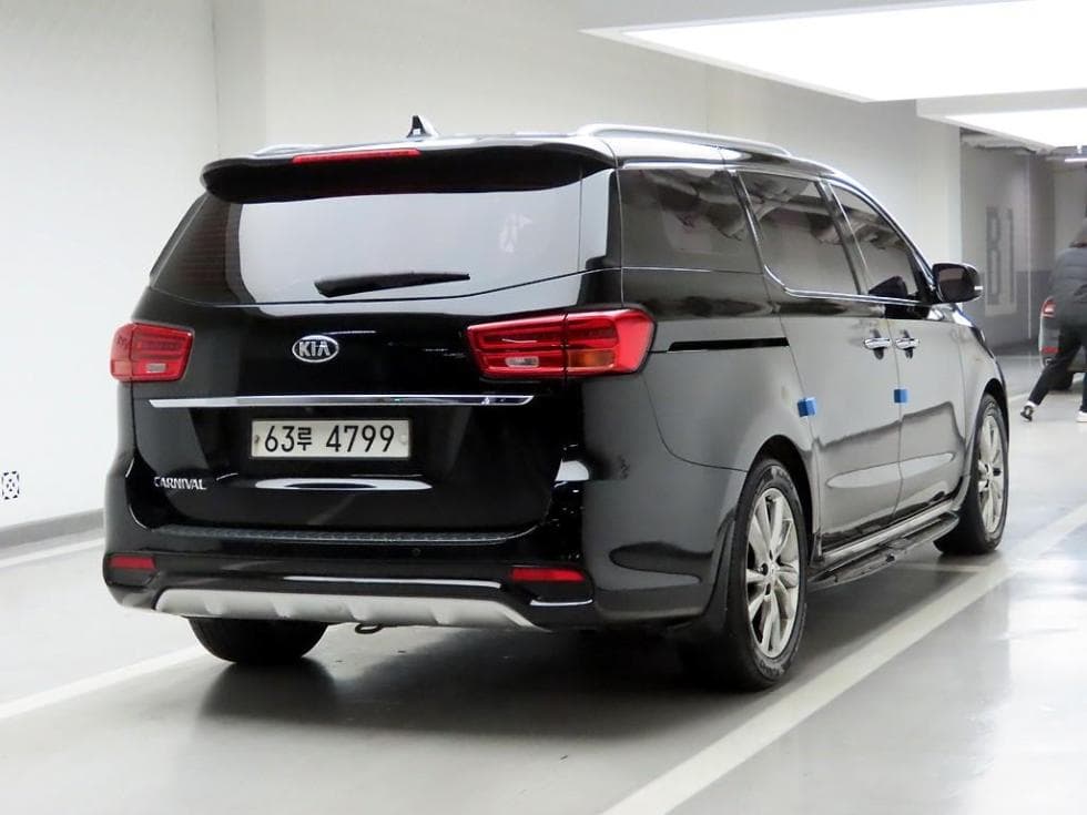 Kia The New (facelift) Carnival9-seater 2.2 Diesel Noblesse Special (special feature/edition) - 4
