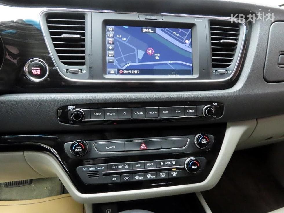 Kia The New (facelift) Carnival9-seater 2.2 Diesel Noblesse Special (special feature/edition) - 9
