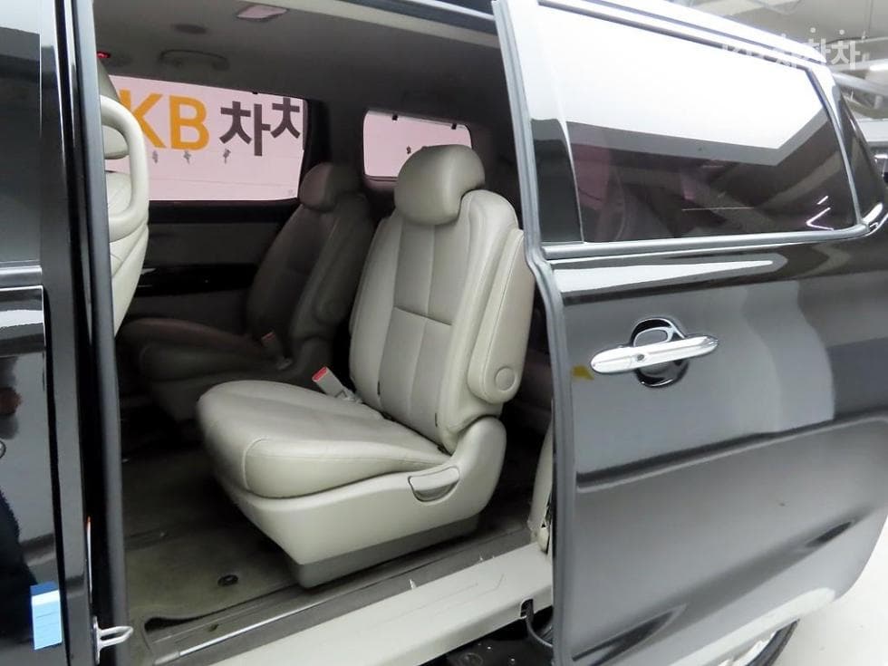 Kia The New (facelift) Carnival9-seater 2.2 Diesel Noblesse Special (special feature/edition) - 12