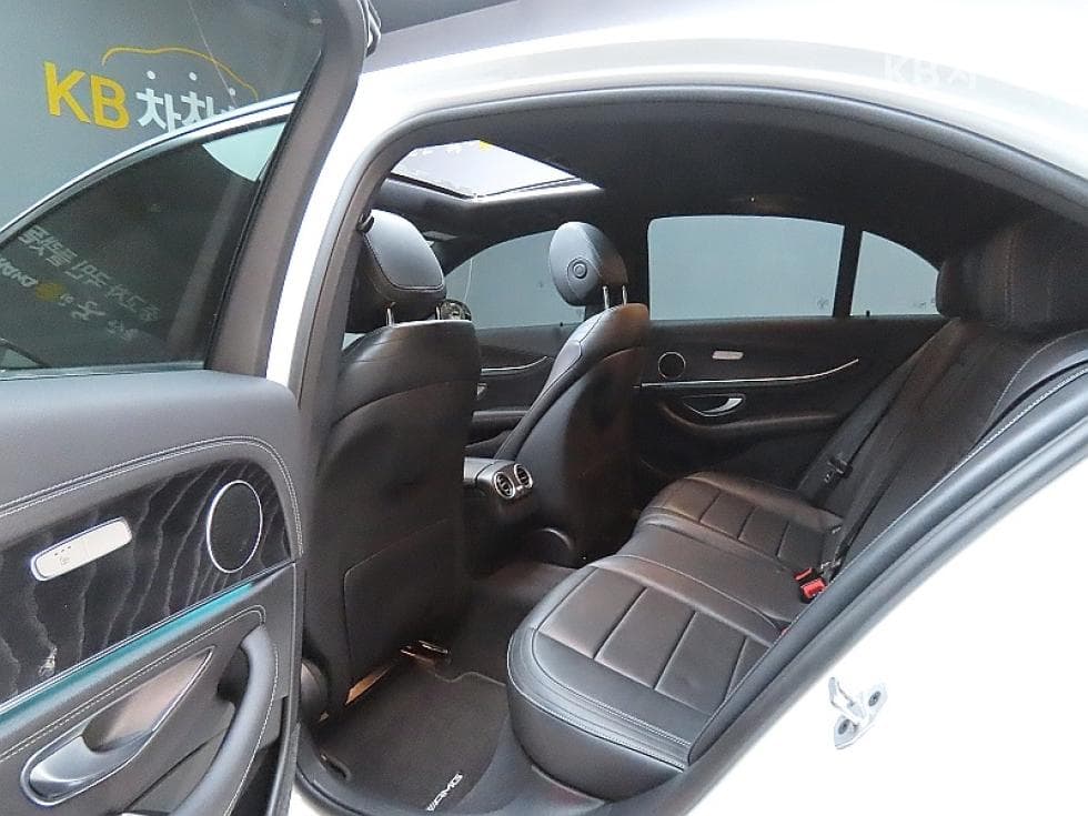 Mercedes-Benz E-Клас (W213)E220d 4MATIC AMG Line - 11