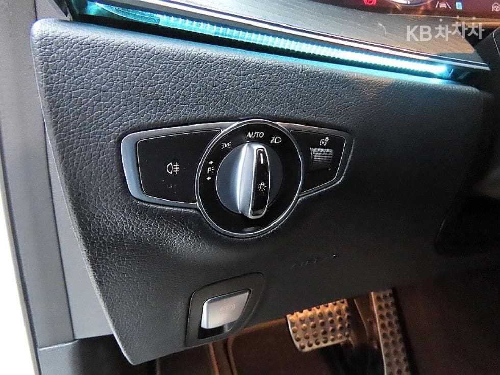 Mercedes-Benz E-Клас (W213)E220d 4MATIC AMG Line - 12