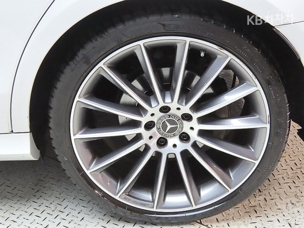 Mercedes-Benz E-Клас (W213)E220d 4MATIC AMG Line - 20