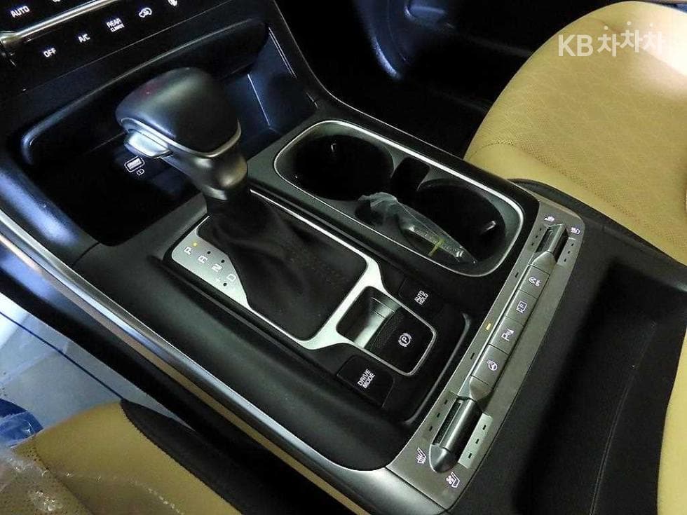 Kia Carnival 4th generationD2.2 9-seater Prestige - 13