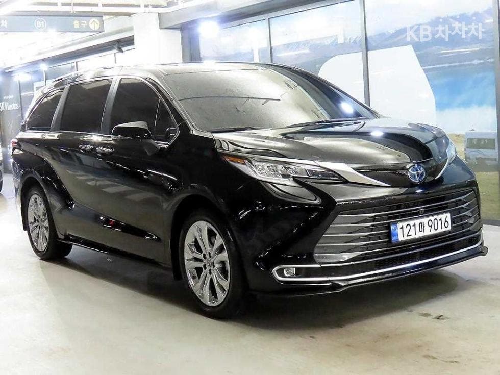 Toyota Sienna 2.5L hybrid 2WD - Image 1
