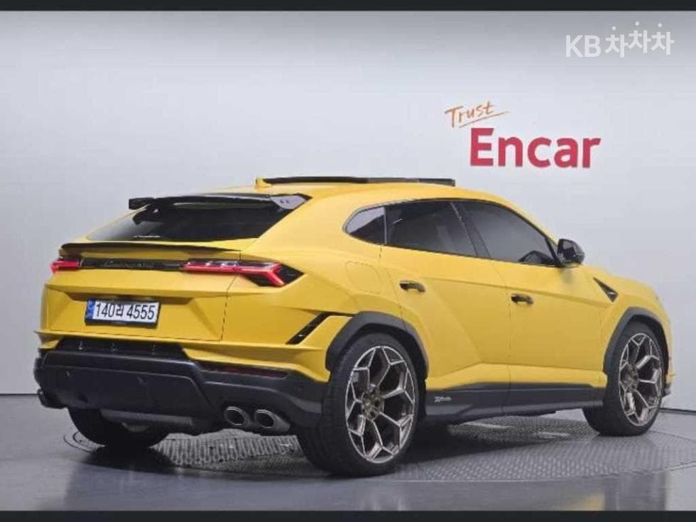 람보르기니 우루스퍼포만테 4.0 V8 - 2