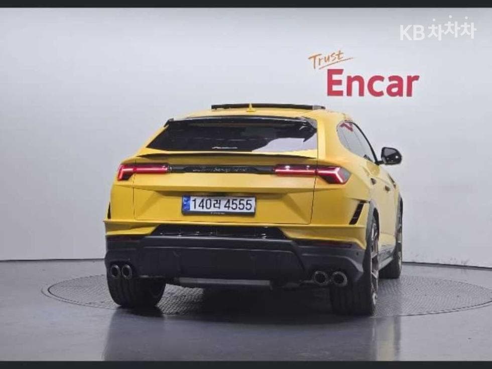 람보르기니 우루스퍼포만테 4.0 V8 - 4