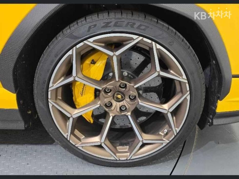 람보르기니 우루스퍼포만테 4.0 V8 - 5