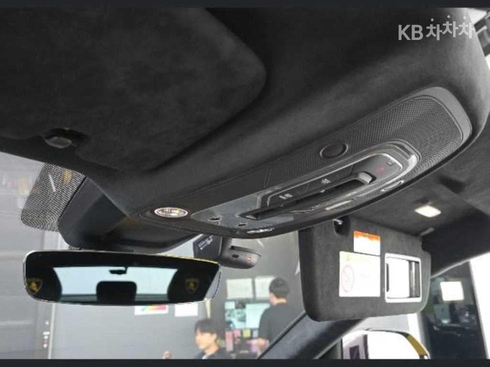 람보르기니 우루스퍼포만테 4.0 V8 - 16